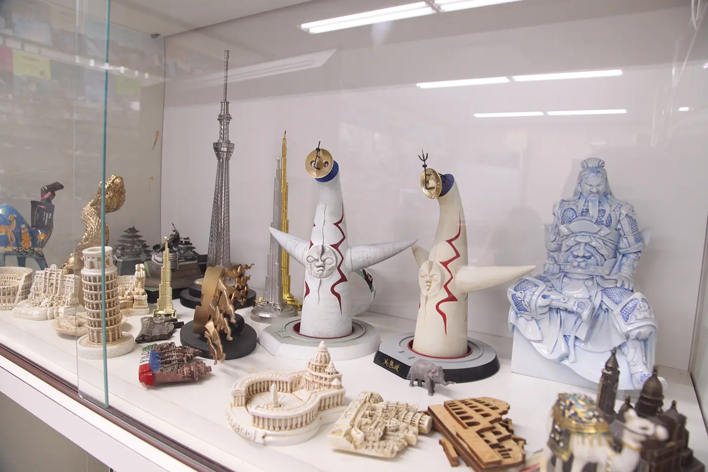 太陽の塔や東京スカイスリーなどのフィギュア