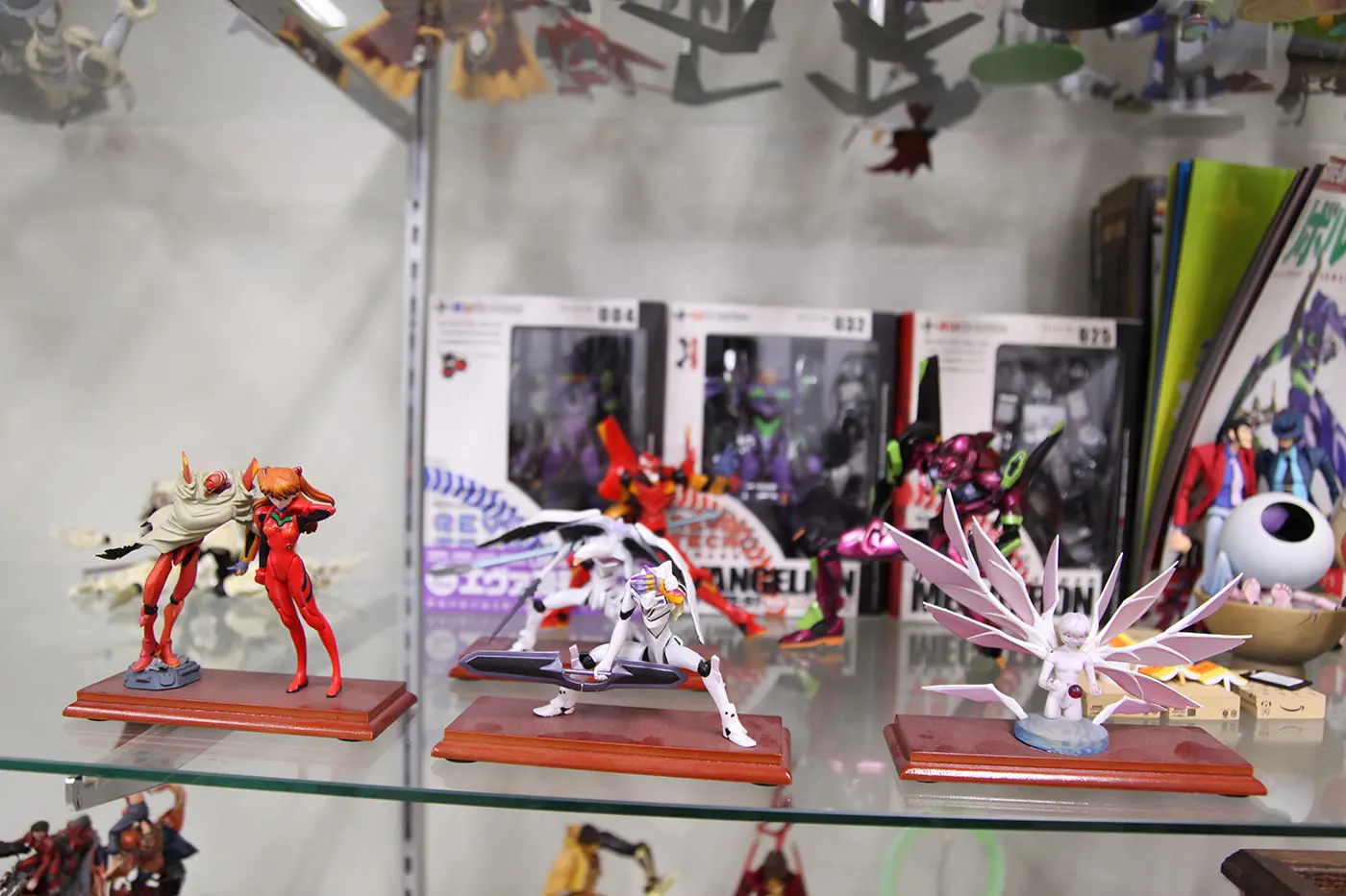 「エヴァンゲリオン」のフィギュアが棚に並んでいる様子