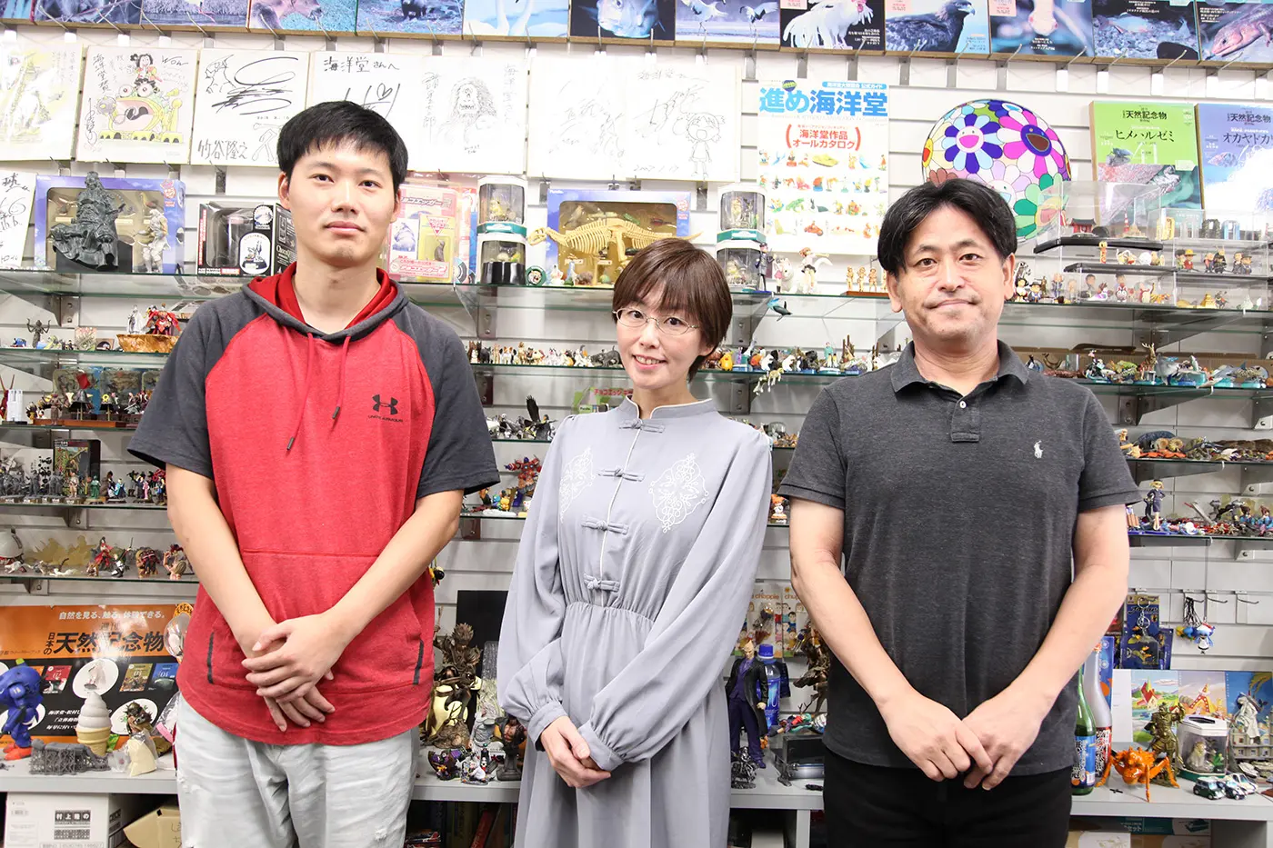 オオゴシさん、張さん、荒井さんが立っている様子