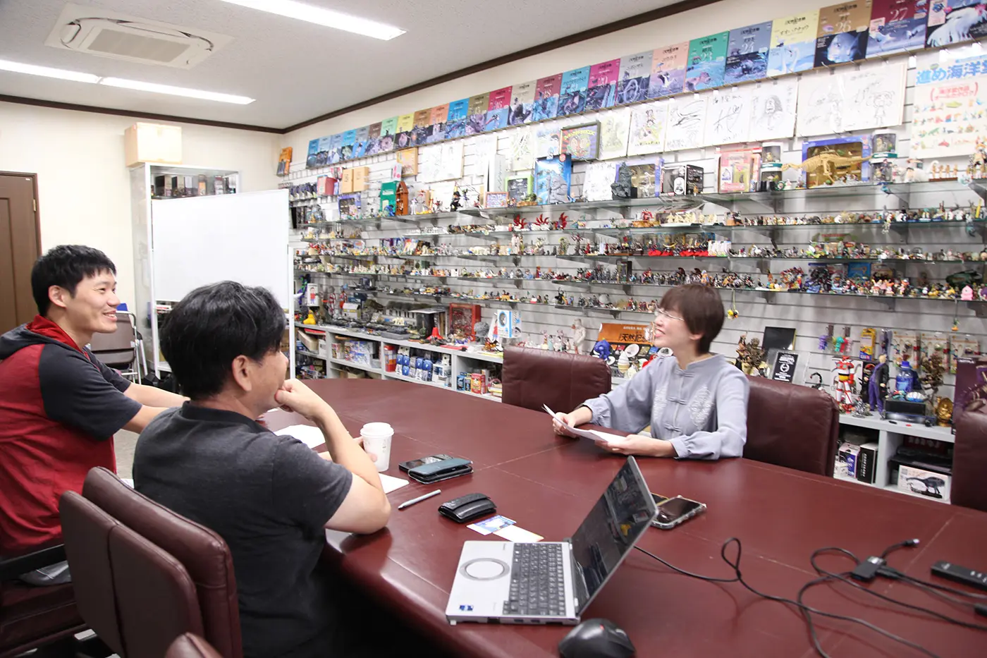 オオゴシさん、張さん、荒井さんが話している様子