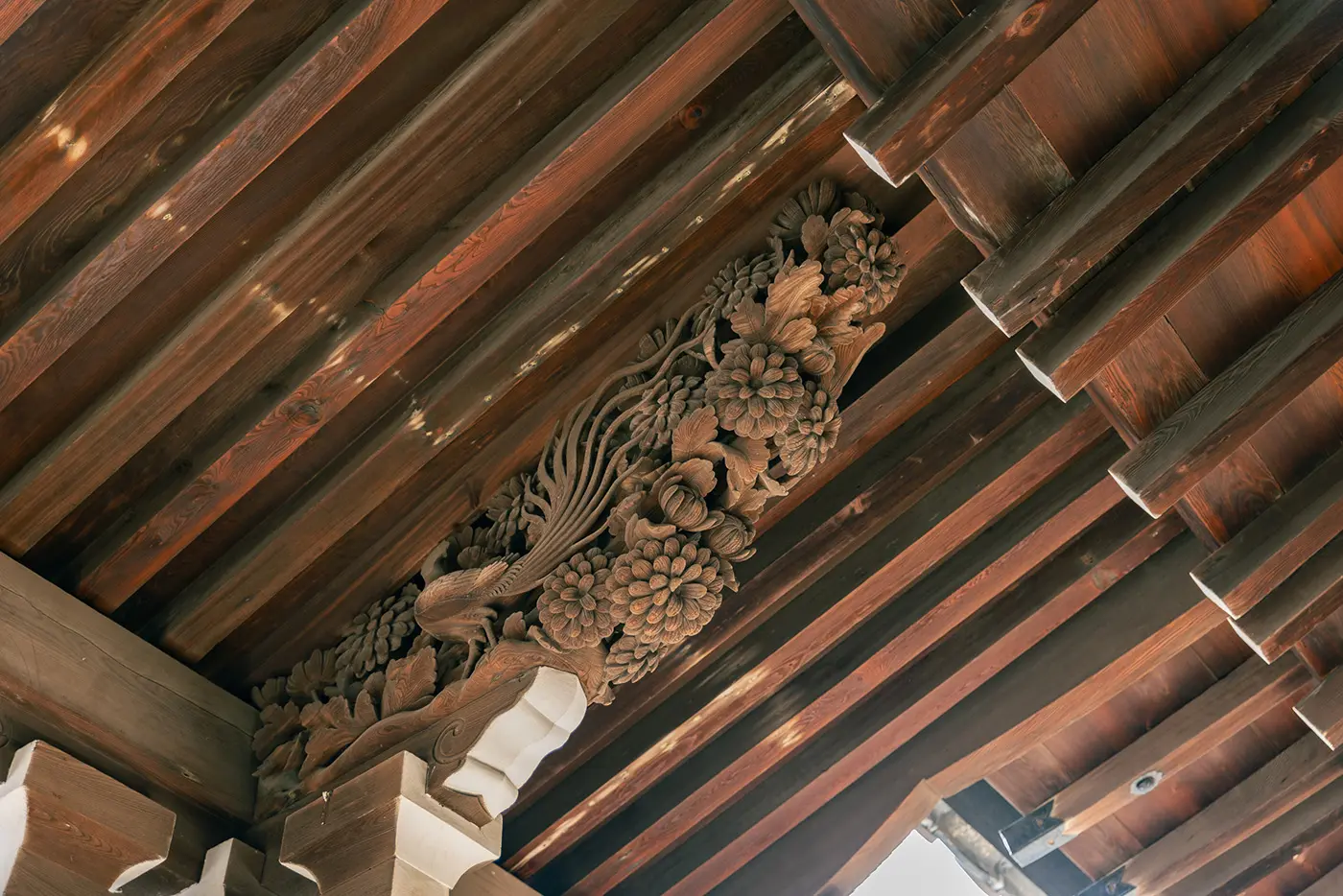 Chrysanthemum and bird sculptures on the pillars