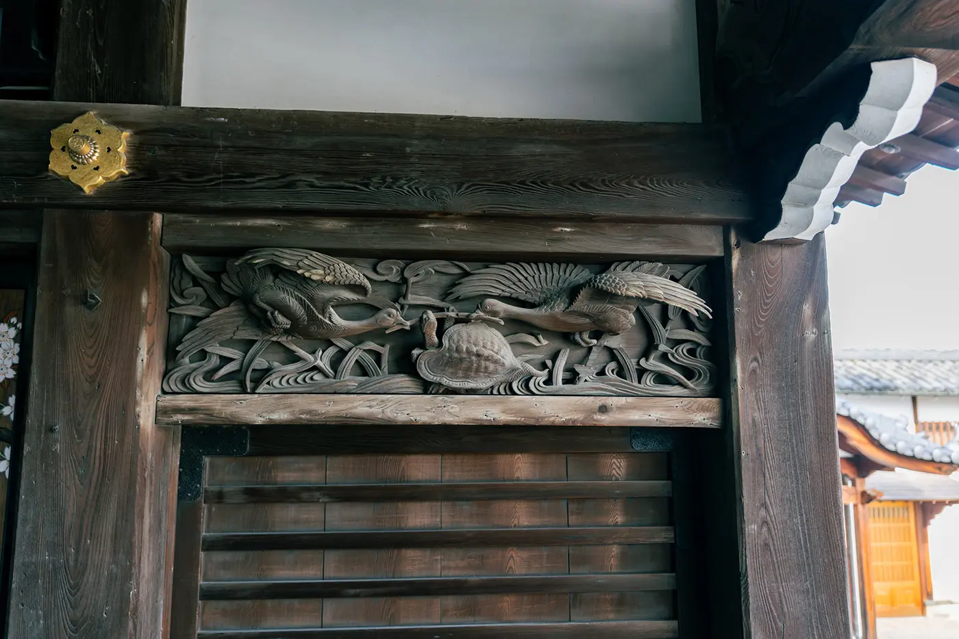 Ranma carving based on the folktale "The Wild Geese and the Turtle"