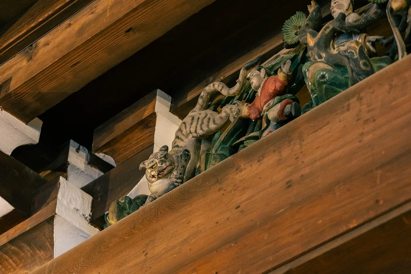 A sculpture of a boy trying to scare off a ferocious tiger to save his father