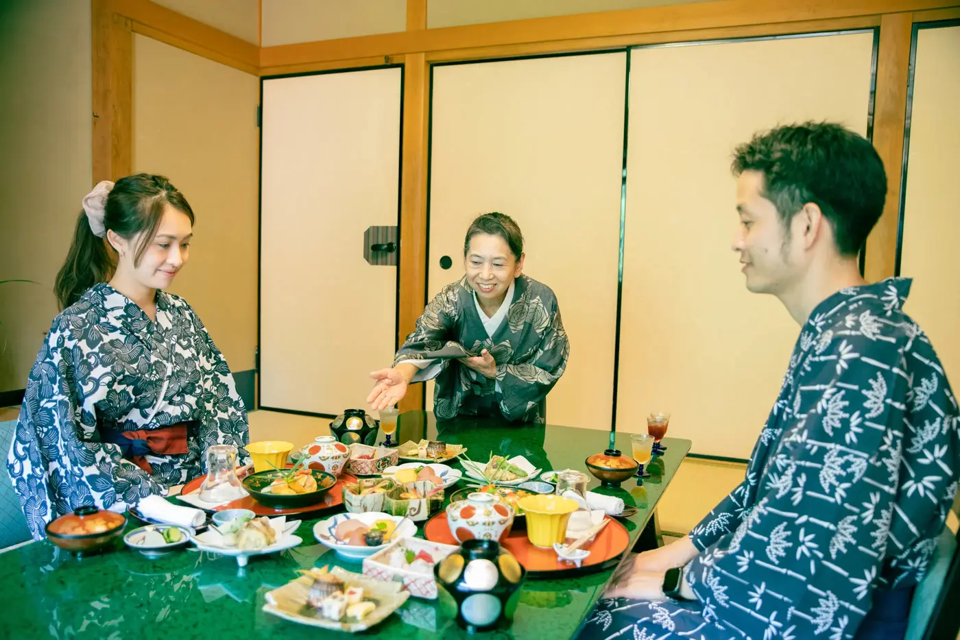 Guide in front of the kaiseki meal