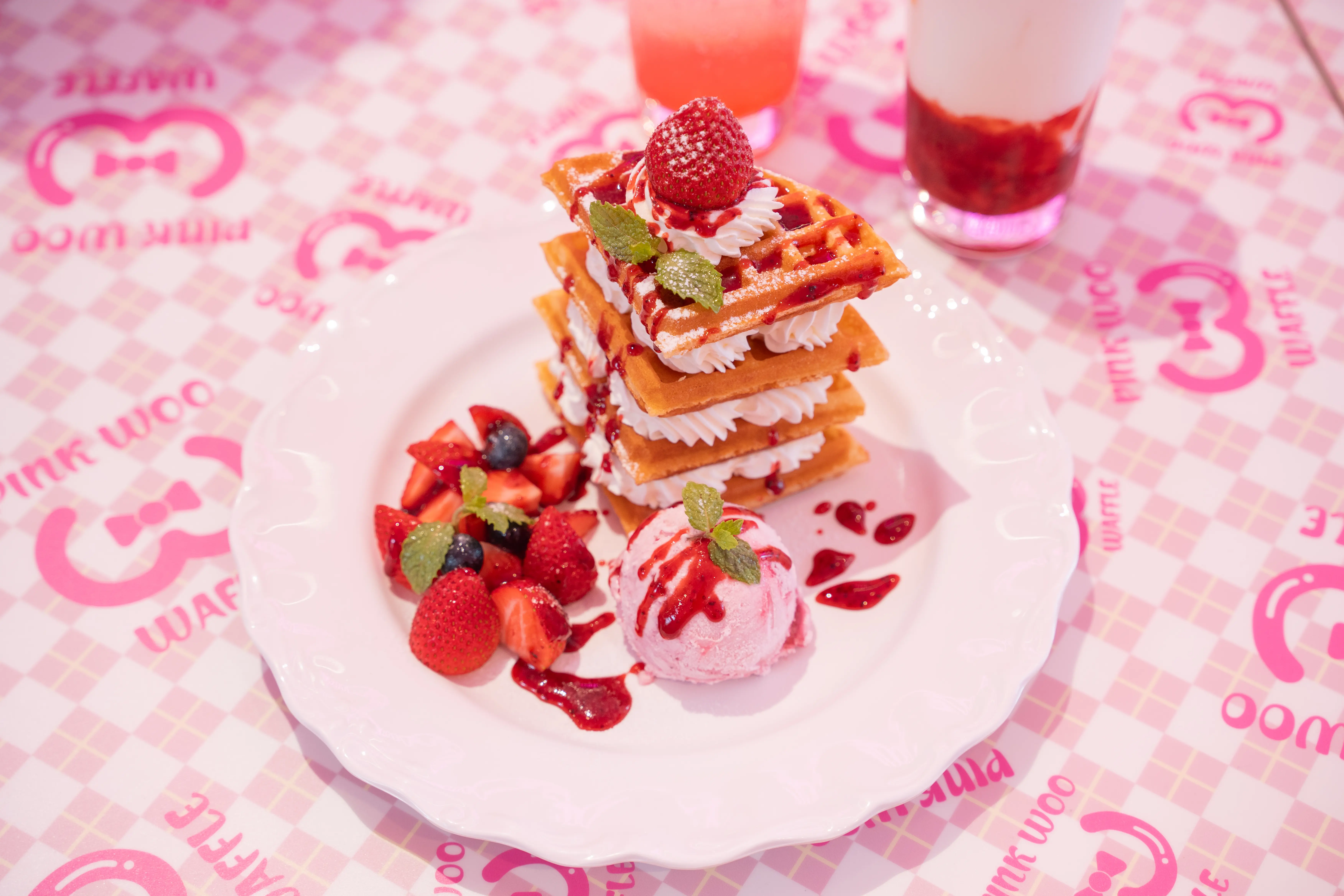 美味的草莓塔，配有水果和冰淇淋