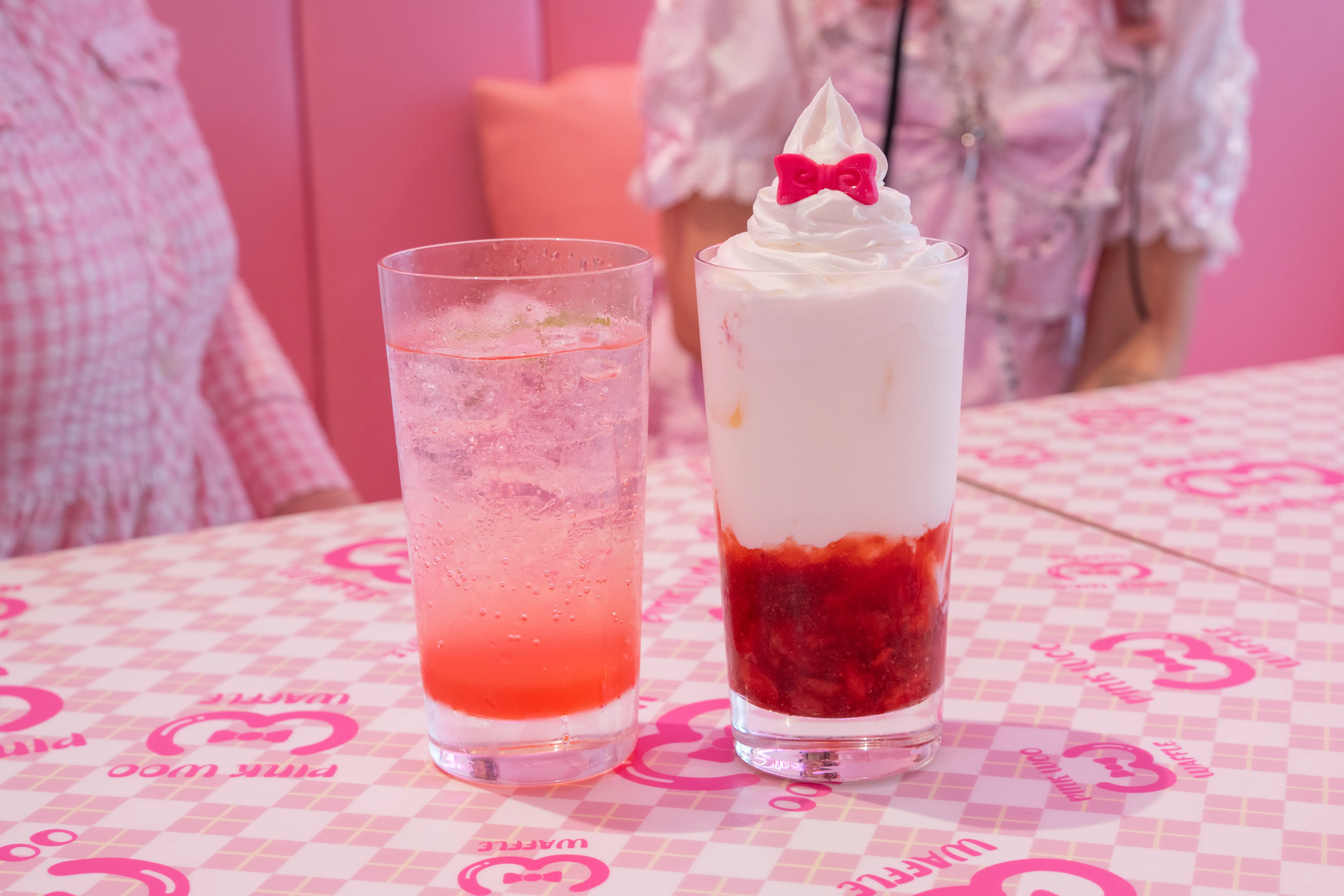 粉红西柚（500日元）和草莓牛奶拿铁（700日元）