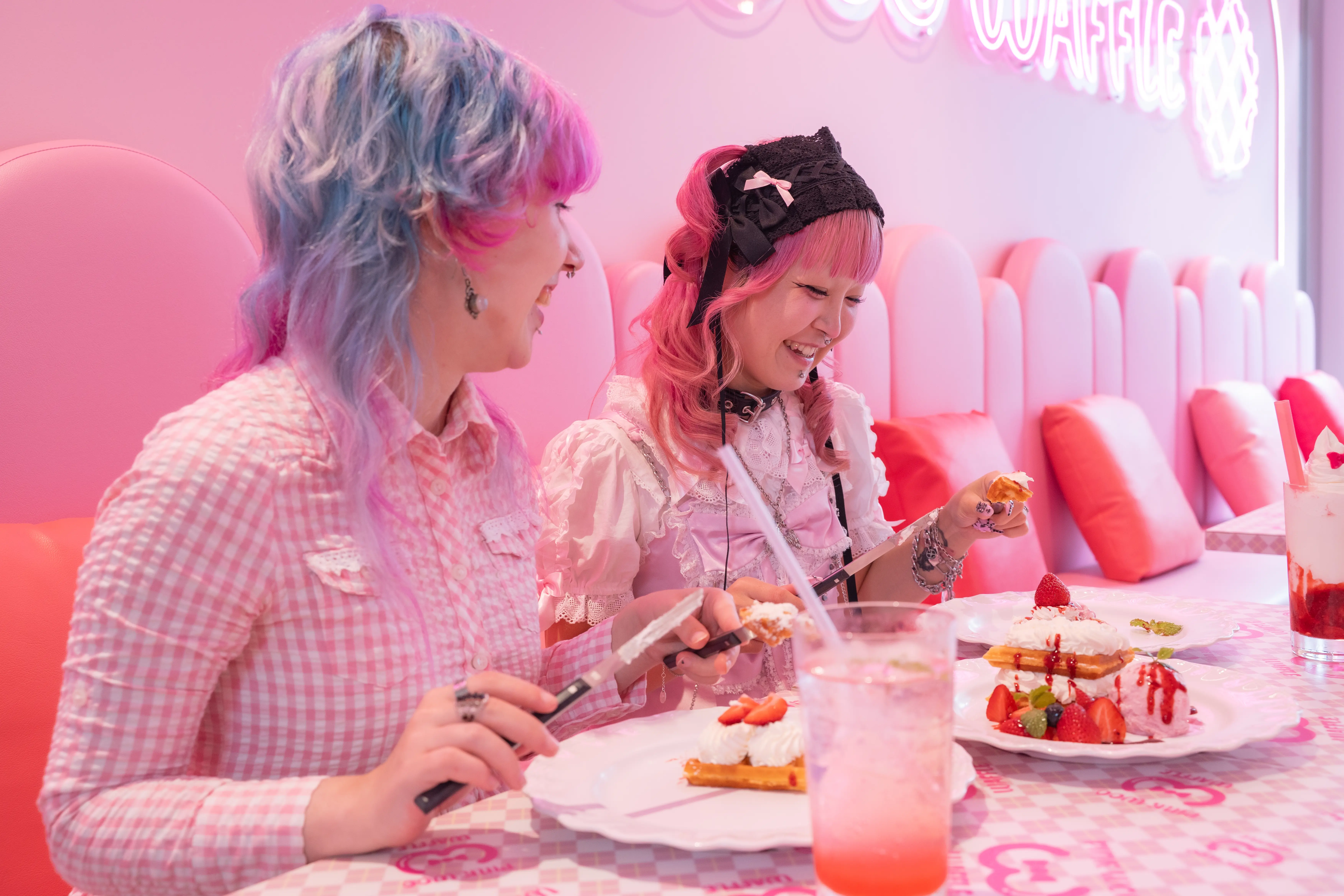 两个人吃华夫饼