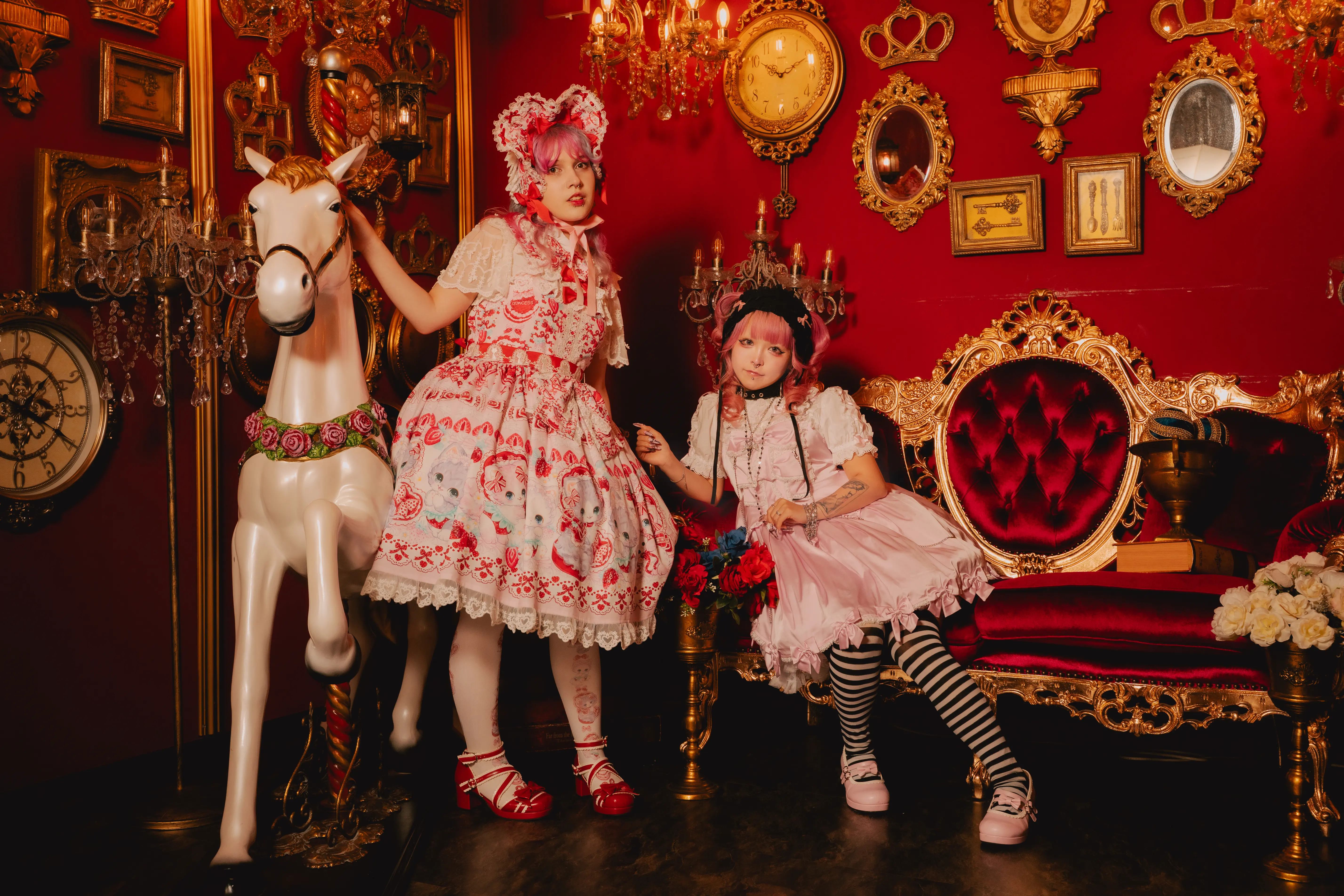 穿着租来的裙子的双人照