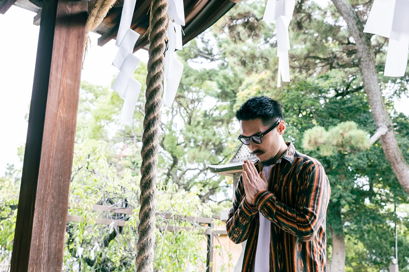Guide, worship at the shrine
