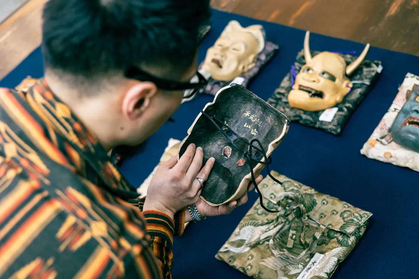 Mr. Kurimoto looking at the back of the mask