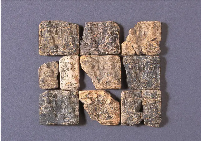 A small stone Buddha statue designated as a tangible cultural property by Osaka Prefecture.