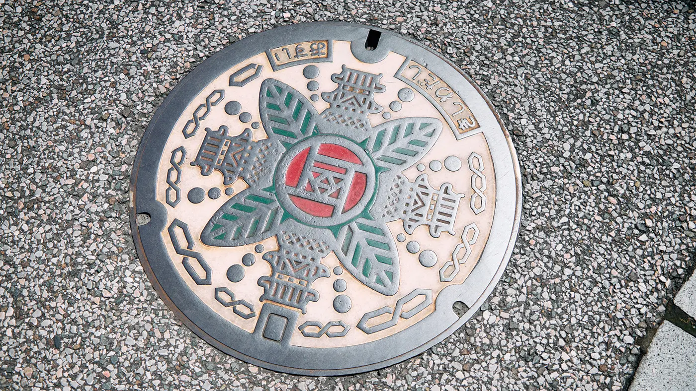 岸和田城が描かれているマンホール