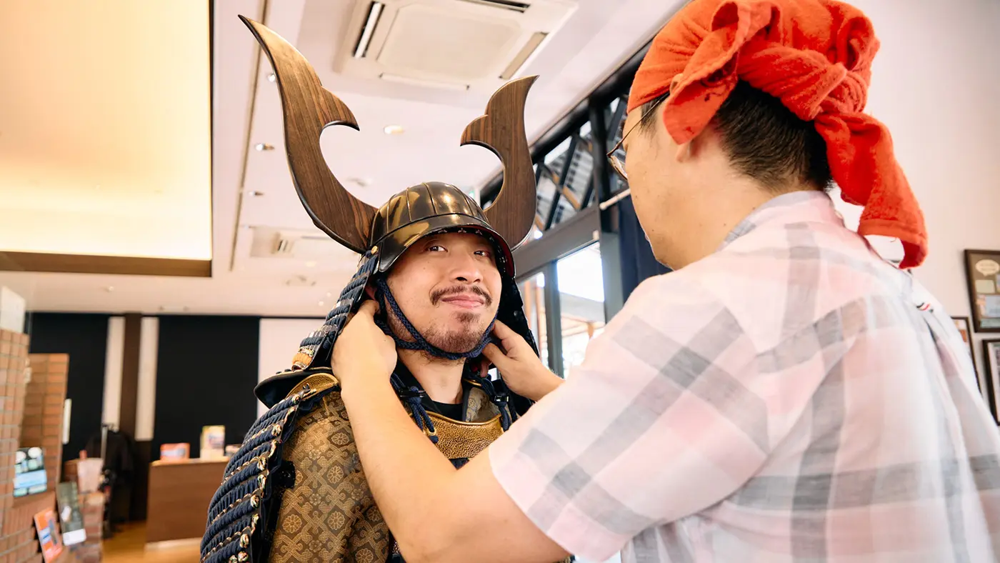 甲冑を着るトンさん