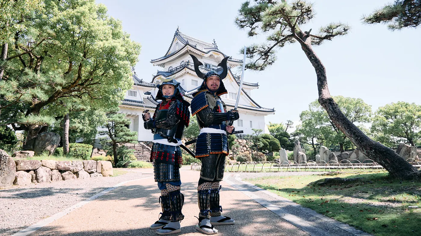 鎧兜を身に纏い、そのまま敷地内を散策