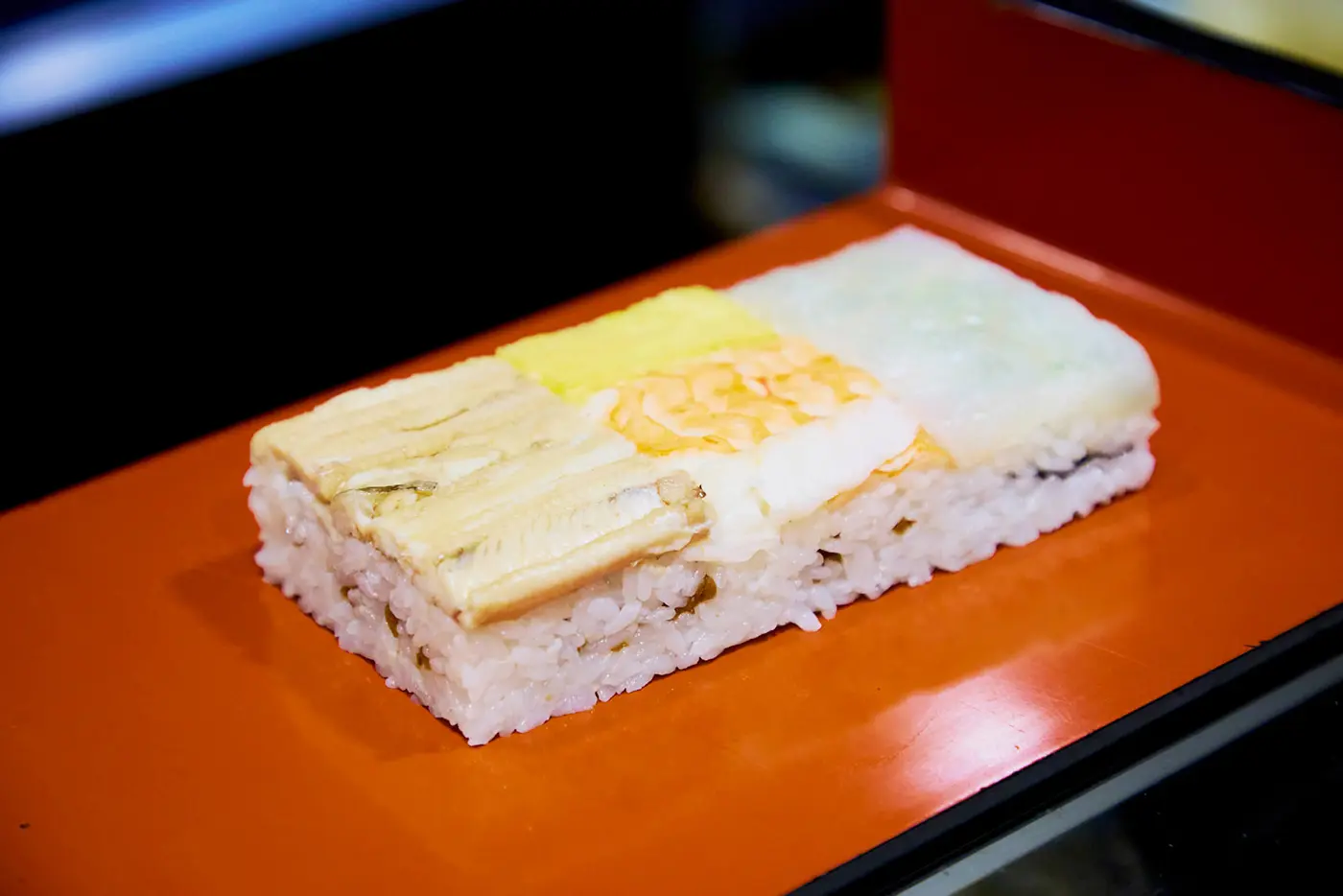 壓制壽司，上面放有康吉鰻、蝦、鯛魚和雞蛋。