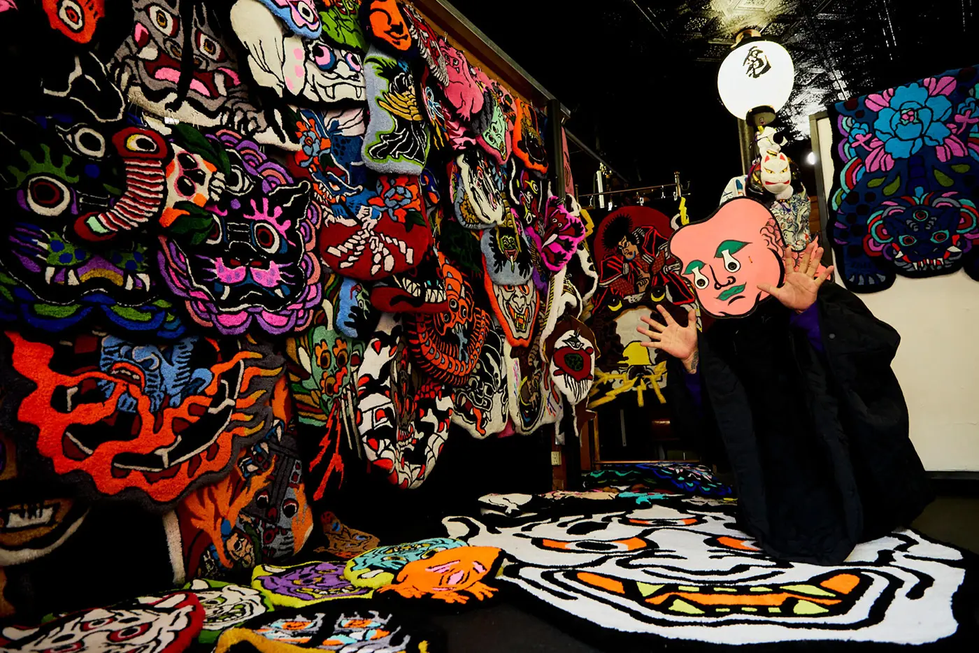 銀山戴著粉紅色的「彩繪佛像」面具。