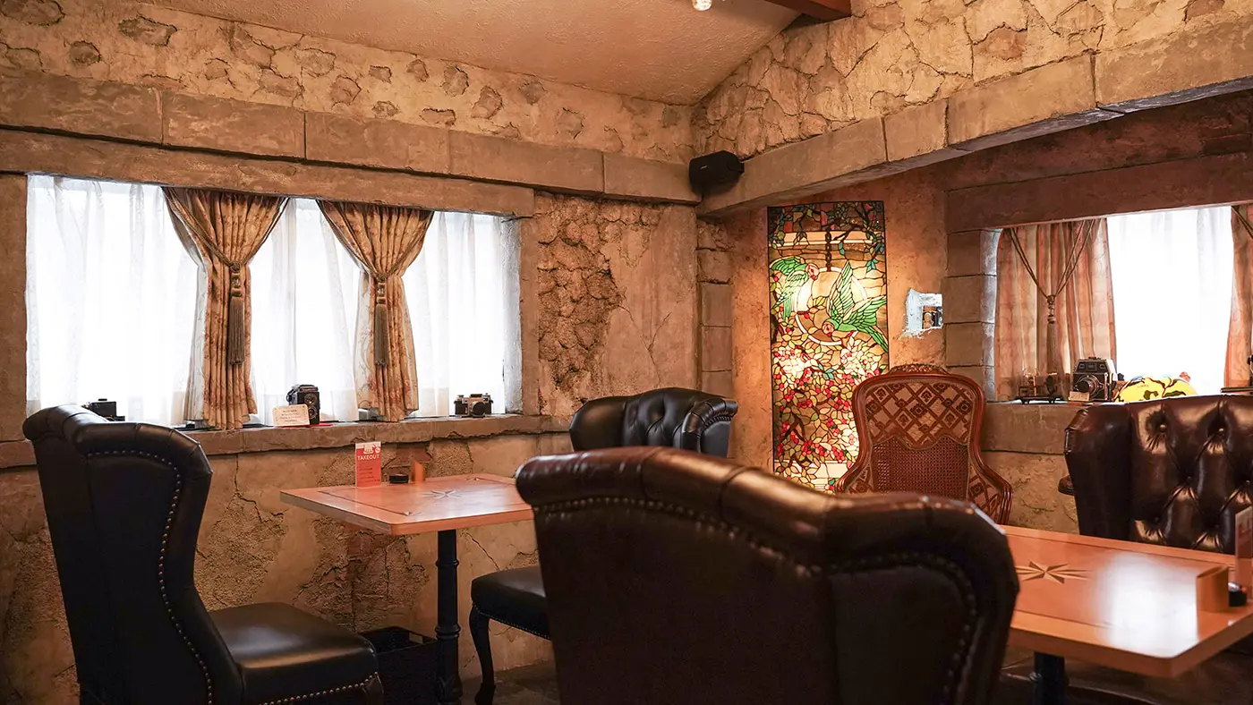 中世のお城のような部屋や、洞窟風の階段など、各部屋がコンセプトルームになっています