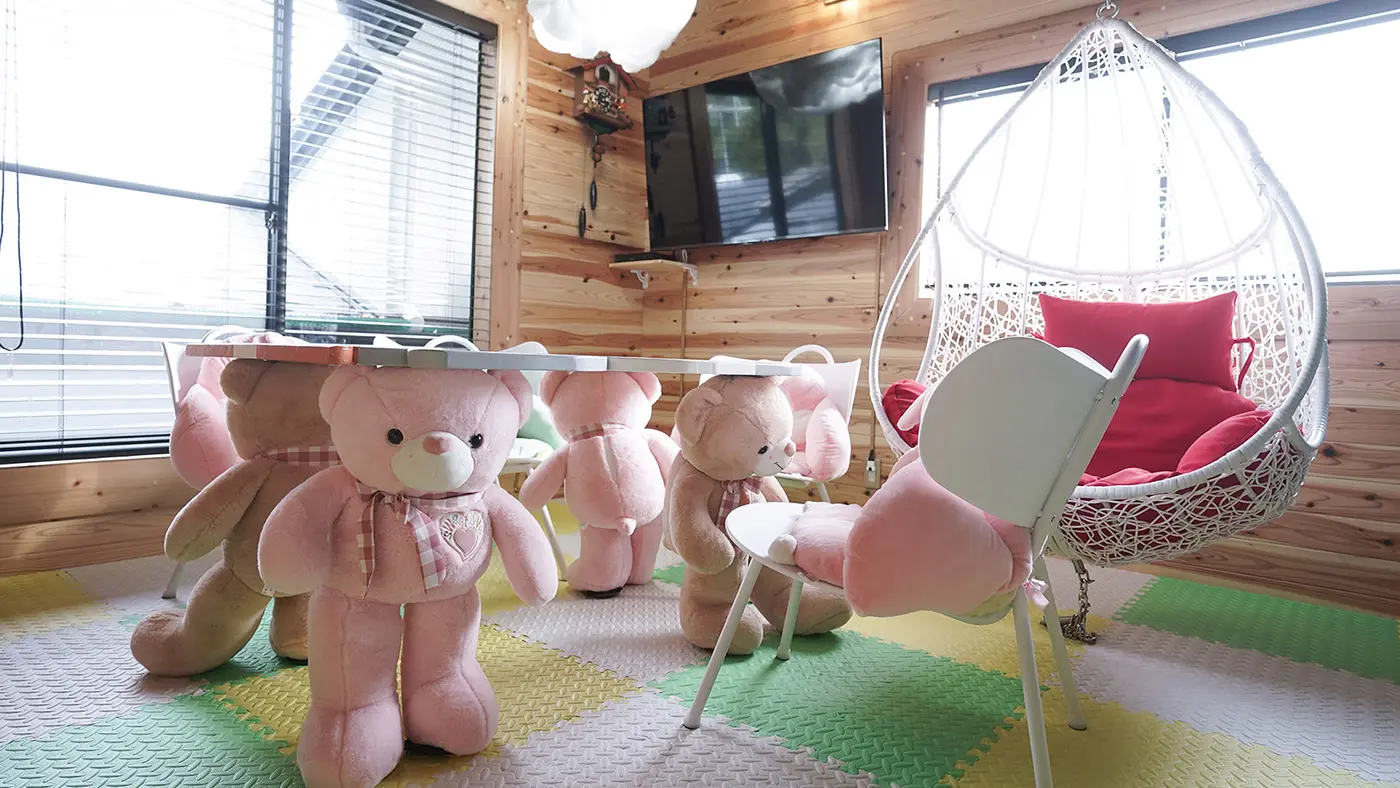 かわいい人形が迎えてくれるファンシーなお部屋