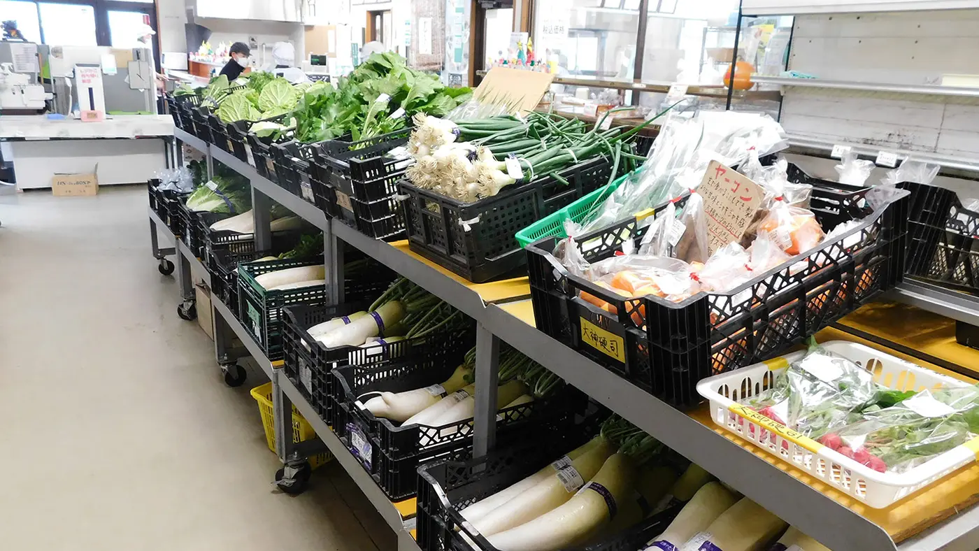 旬のお野菜がズラーっと並んでいました。採れたての野菜がリーズナブルな値段で買えるので、すぐに売り切れてしまうそう。