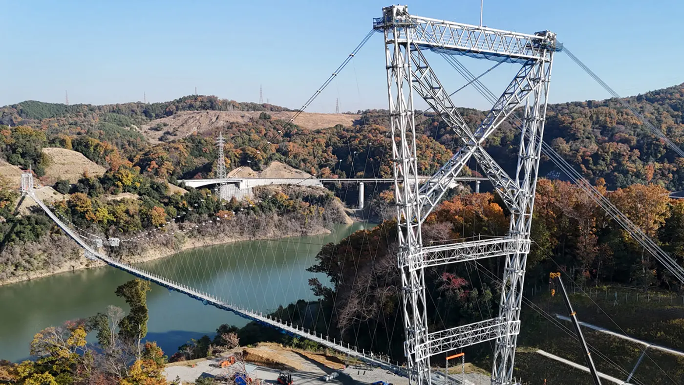 安威川ダムの雄大な景色を背景に、落差約40ｍの大ジャンプを楽しめます。