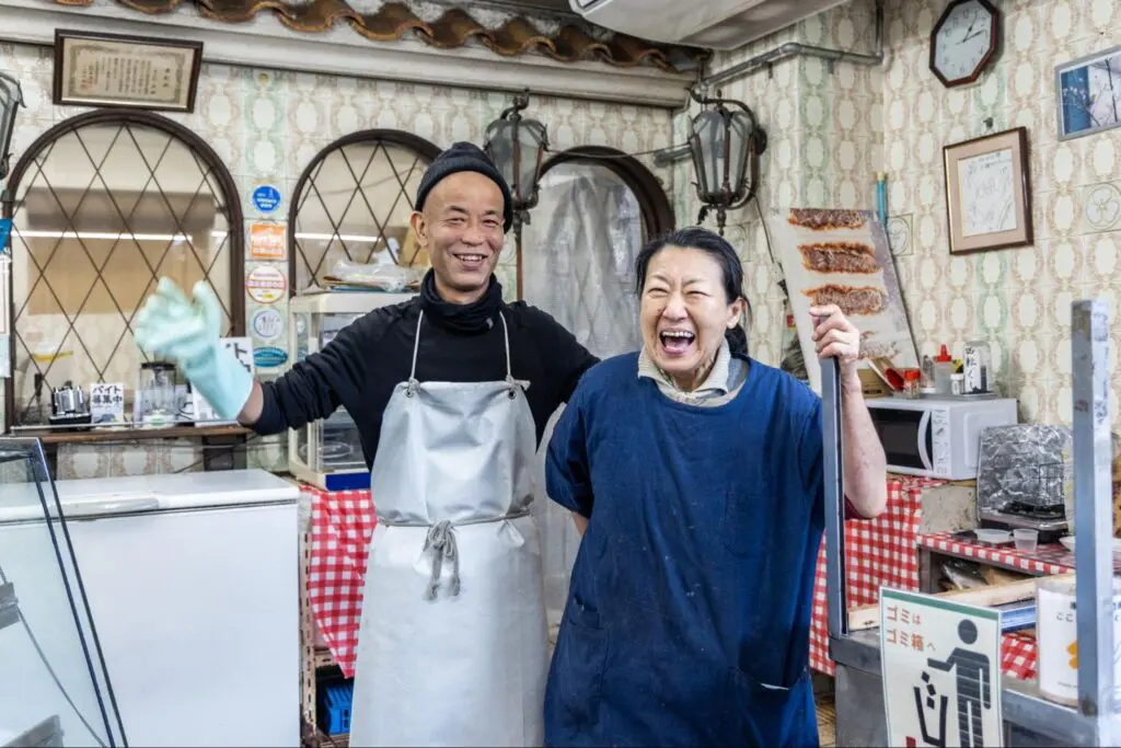 店主阪本 (右) 和店員半川 (左)