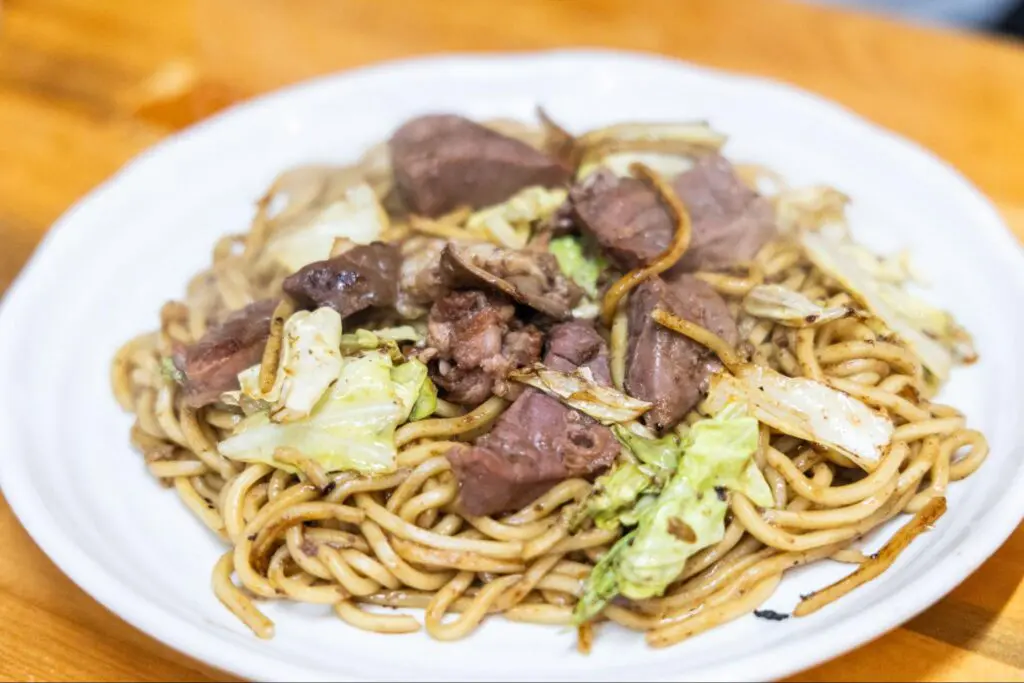 放入大量內臟的炒面