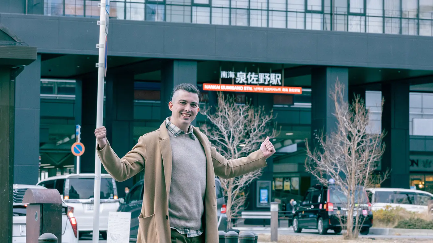南海泉佐野駅とジェームズさん
