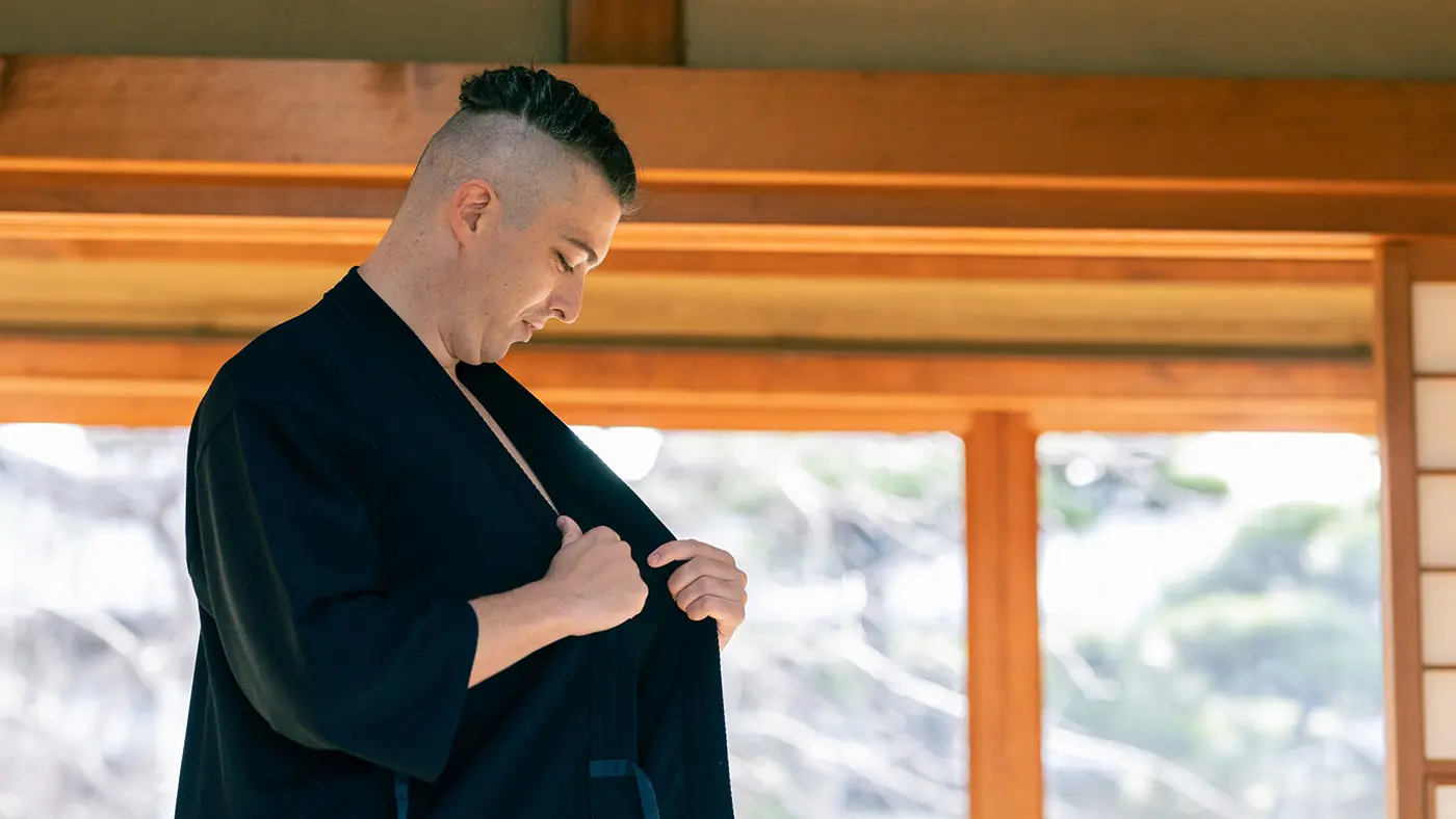 袴に着替える吉塚寿幸さん