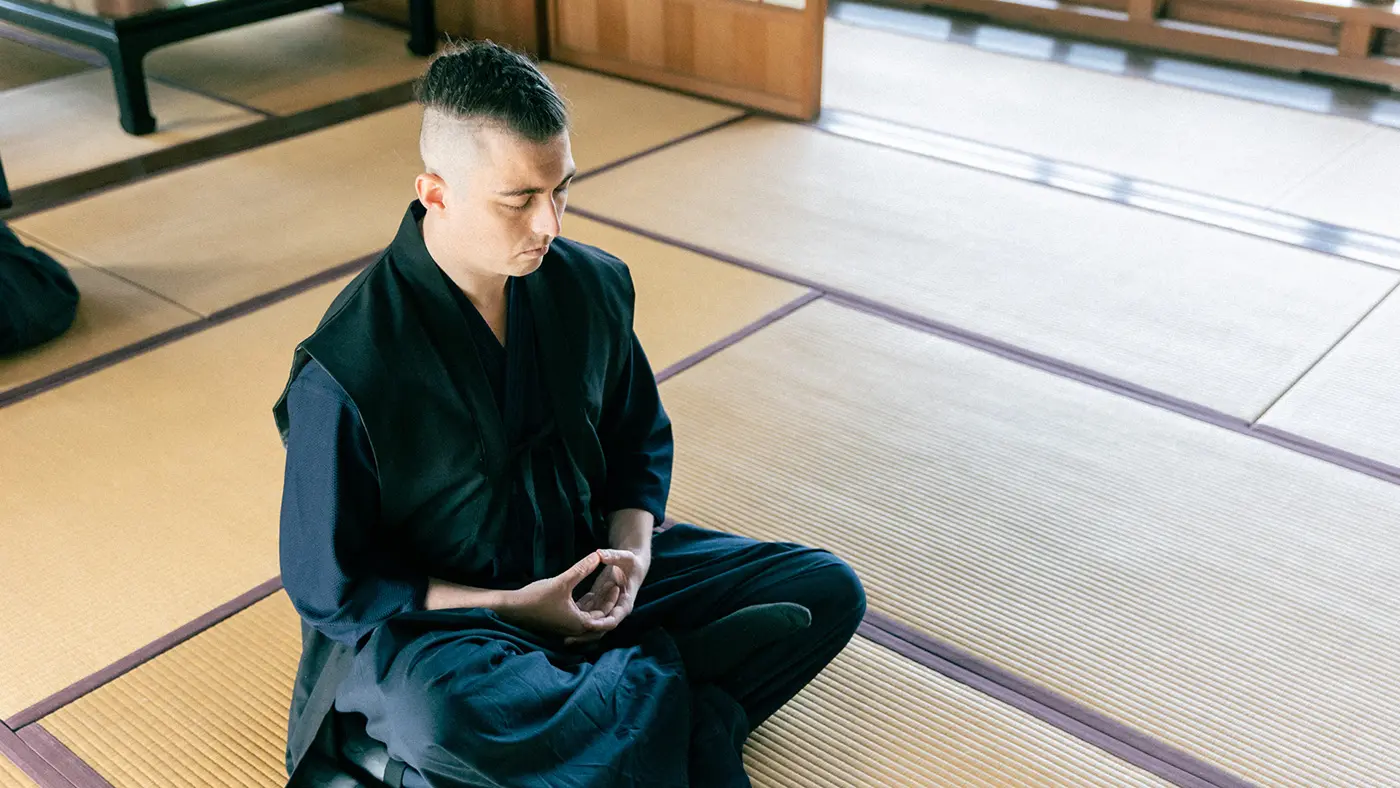 座禅する吉塚さん