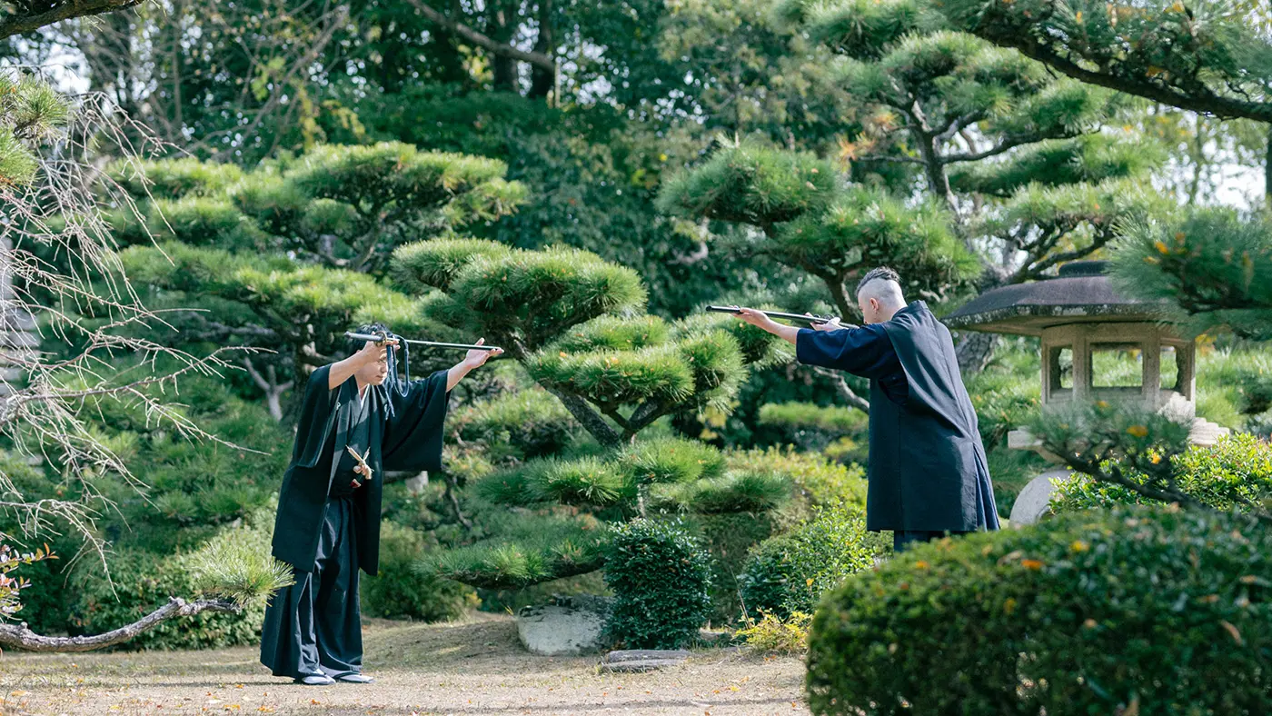 刀を視線の上に掲げて礼をする秀幸さんとジェームズさん