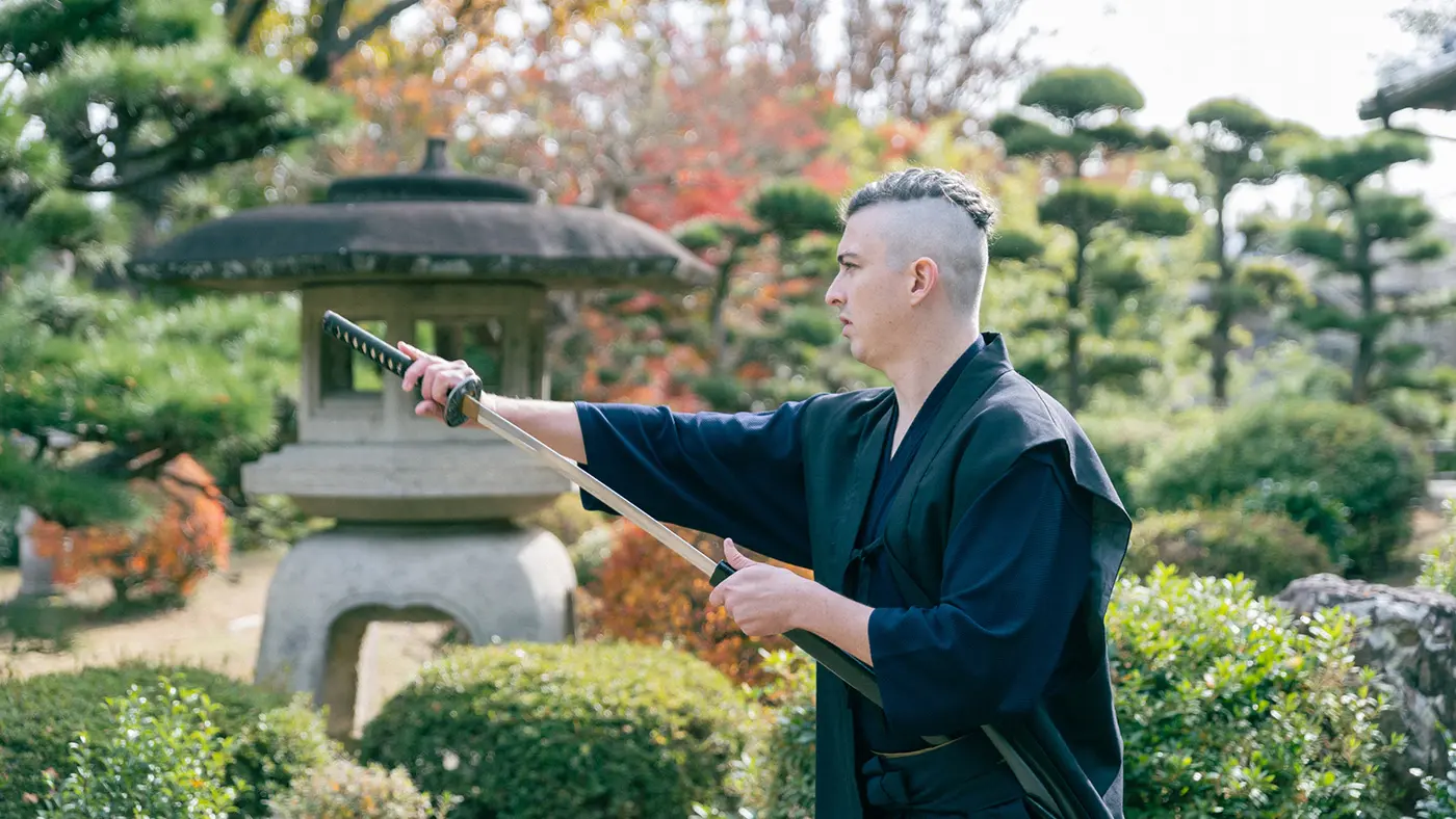 刀を抜くジェームズさん