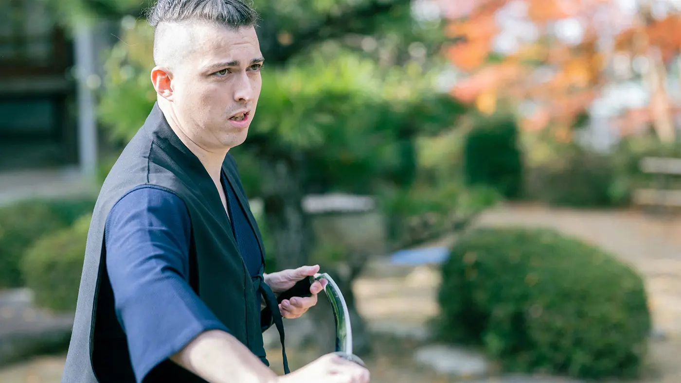 刀を抜くジェームズさん