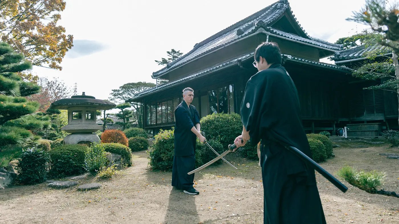 刀を構える秀幸さん、ジェームズさん