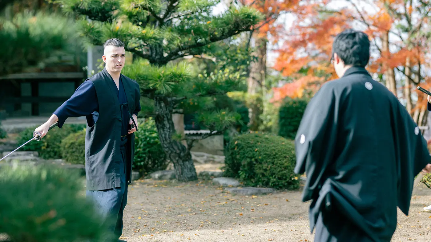 刀を構える秀幸さん、ジェームズさん