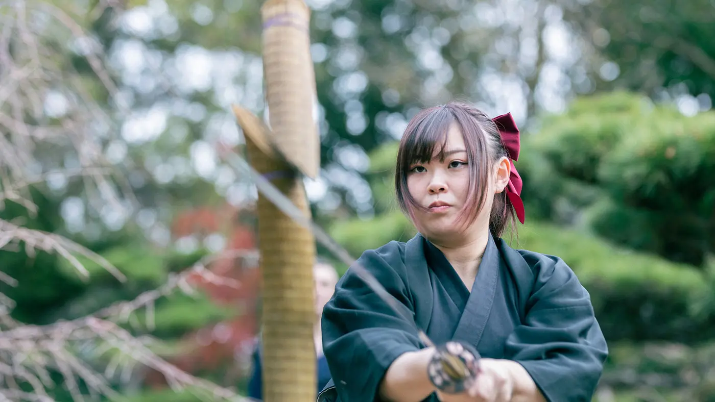 先生たちによる真剣を使ったパフォーマンス