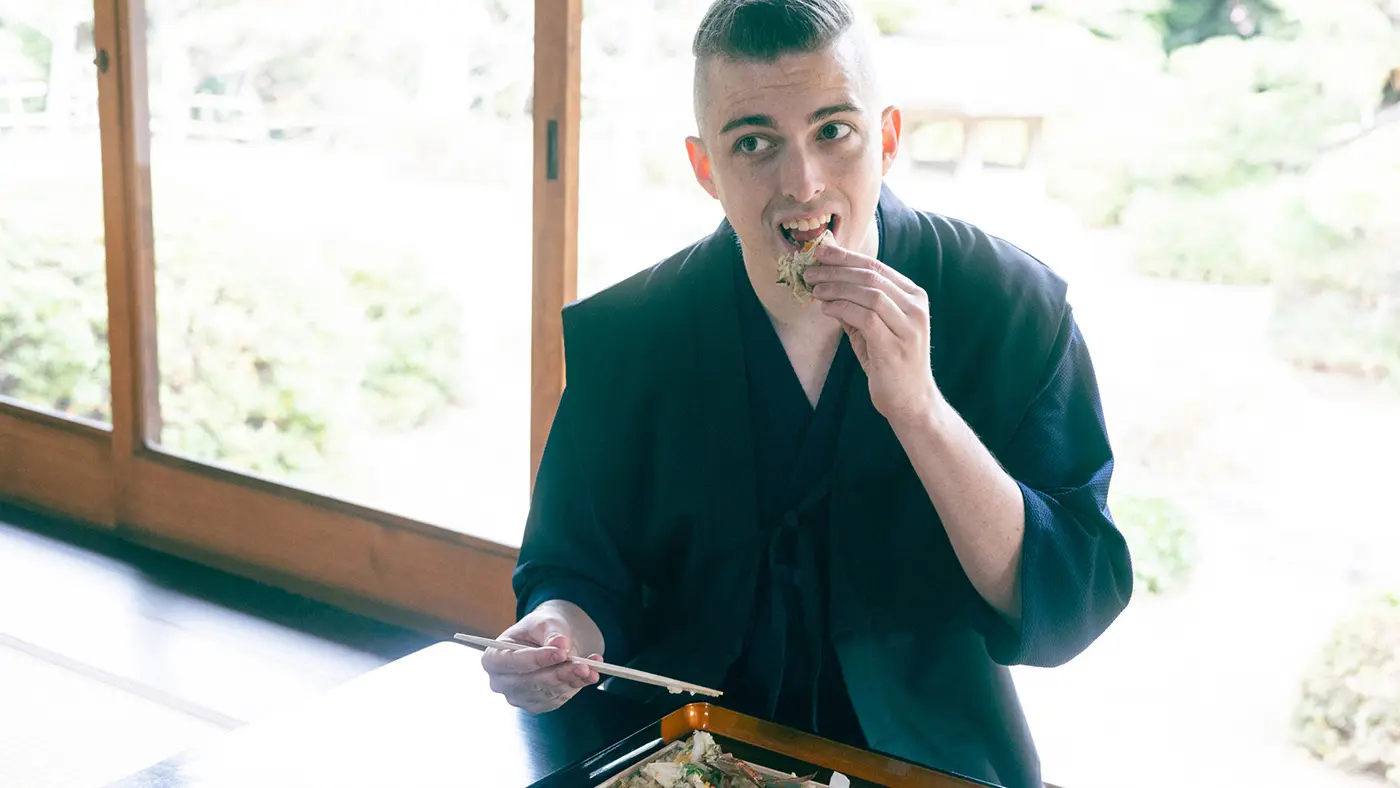 かに飯「兎」（2合）を食べるジェームズさん