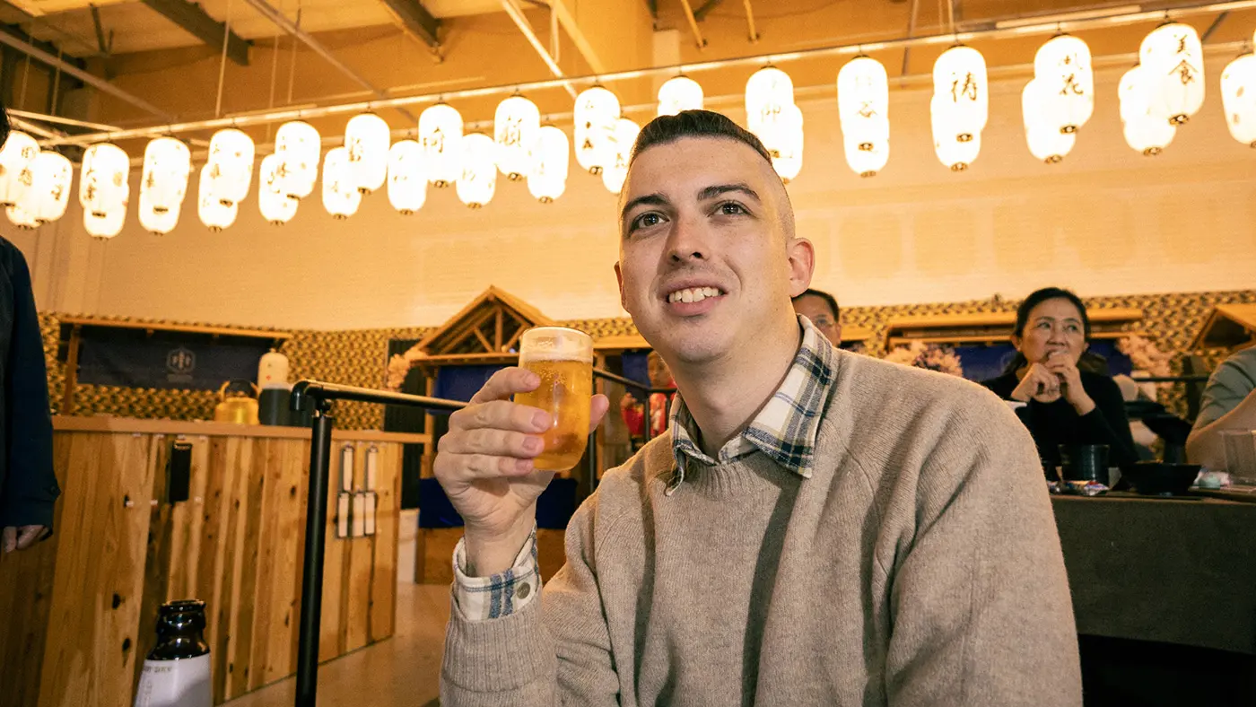 ビールを飲むジェームズさん