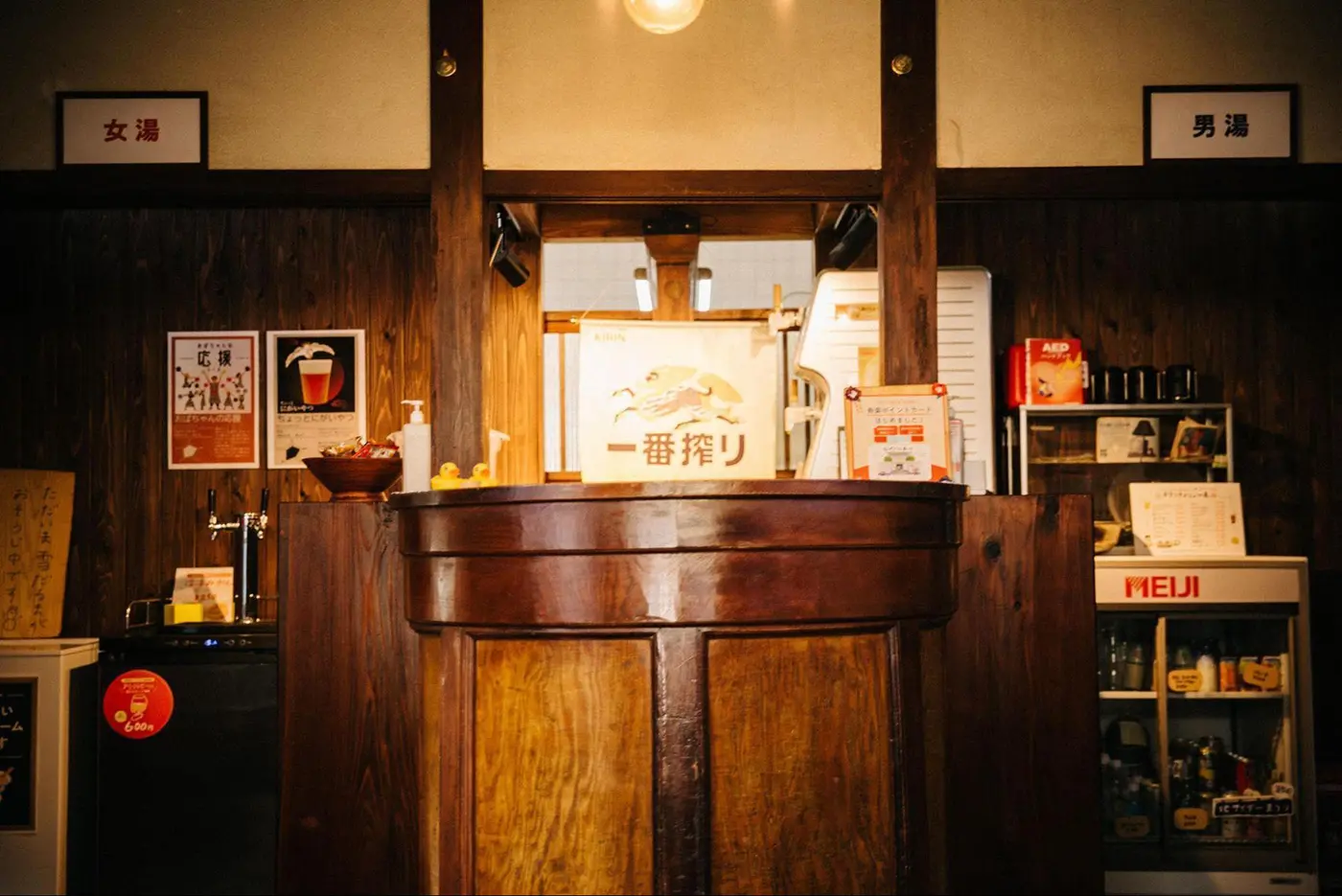 創業の歴史を感じる番台は、風情ある趣き