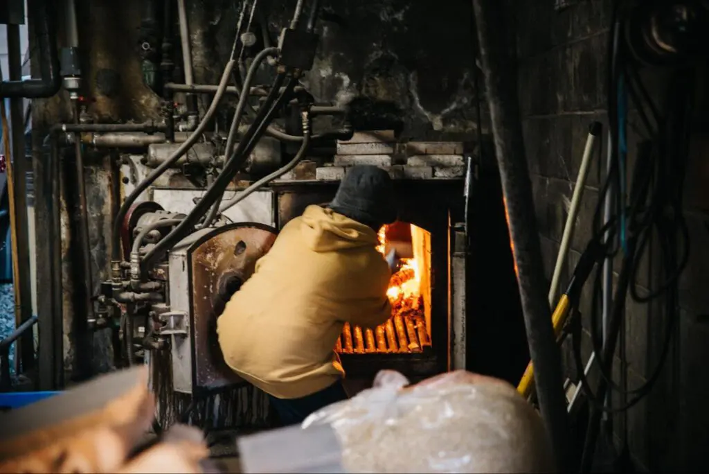 なんと、薪焚べ体験までできてしまう！ 