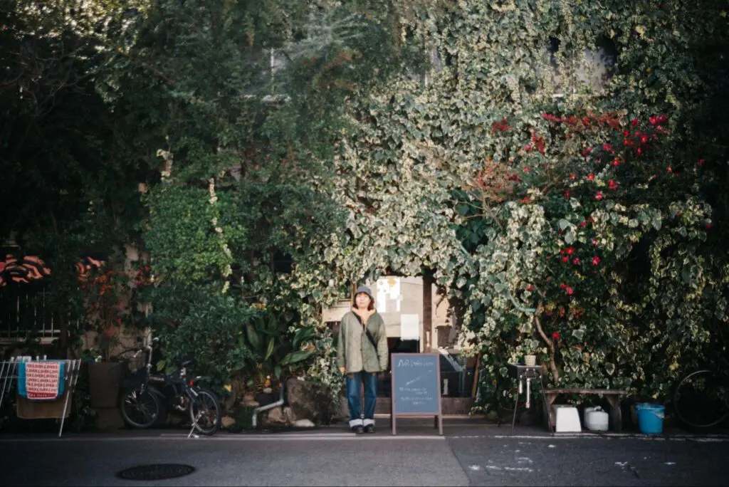 蔦で覆われた外観は、一見ホステルとはわからない不思議な入り口