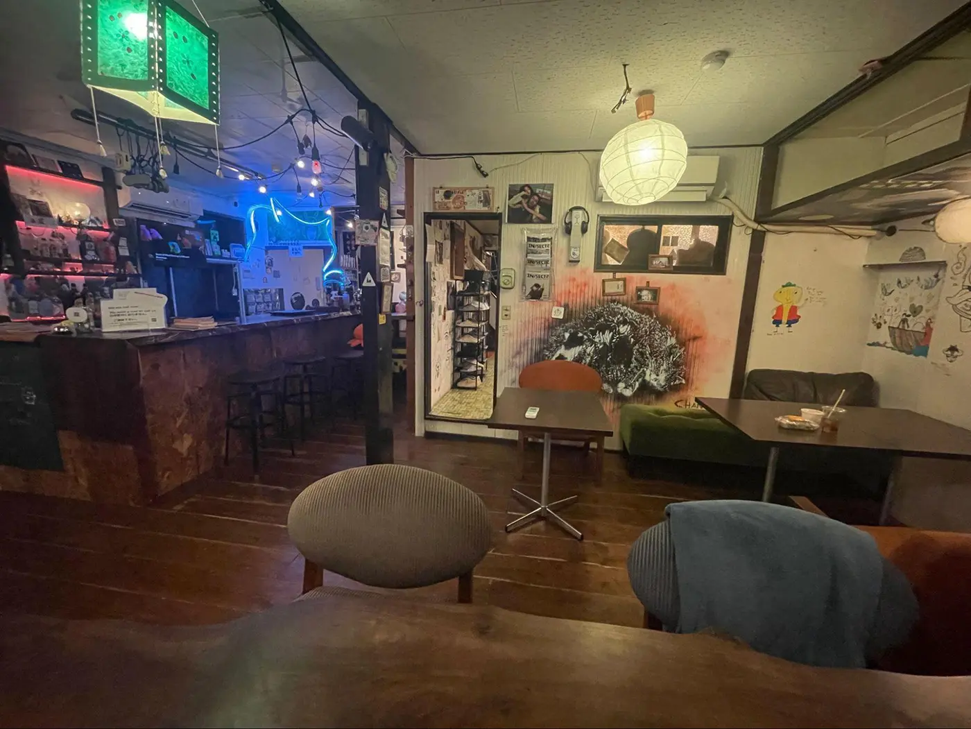 宿泊客同士が交流できる1階スペース。左のバーカウンターの営業は、SNSをチェックしよう