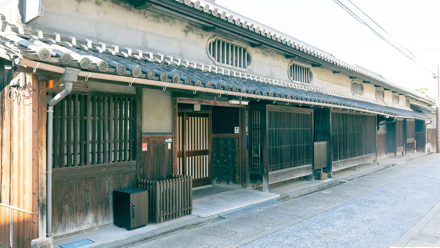 寺内町に建つ虫籠窓の豪壮な町屋
