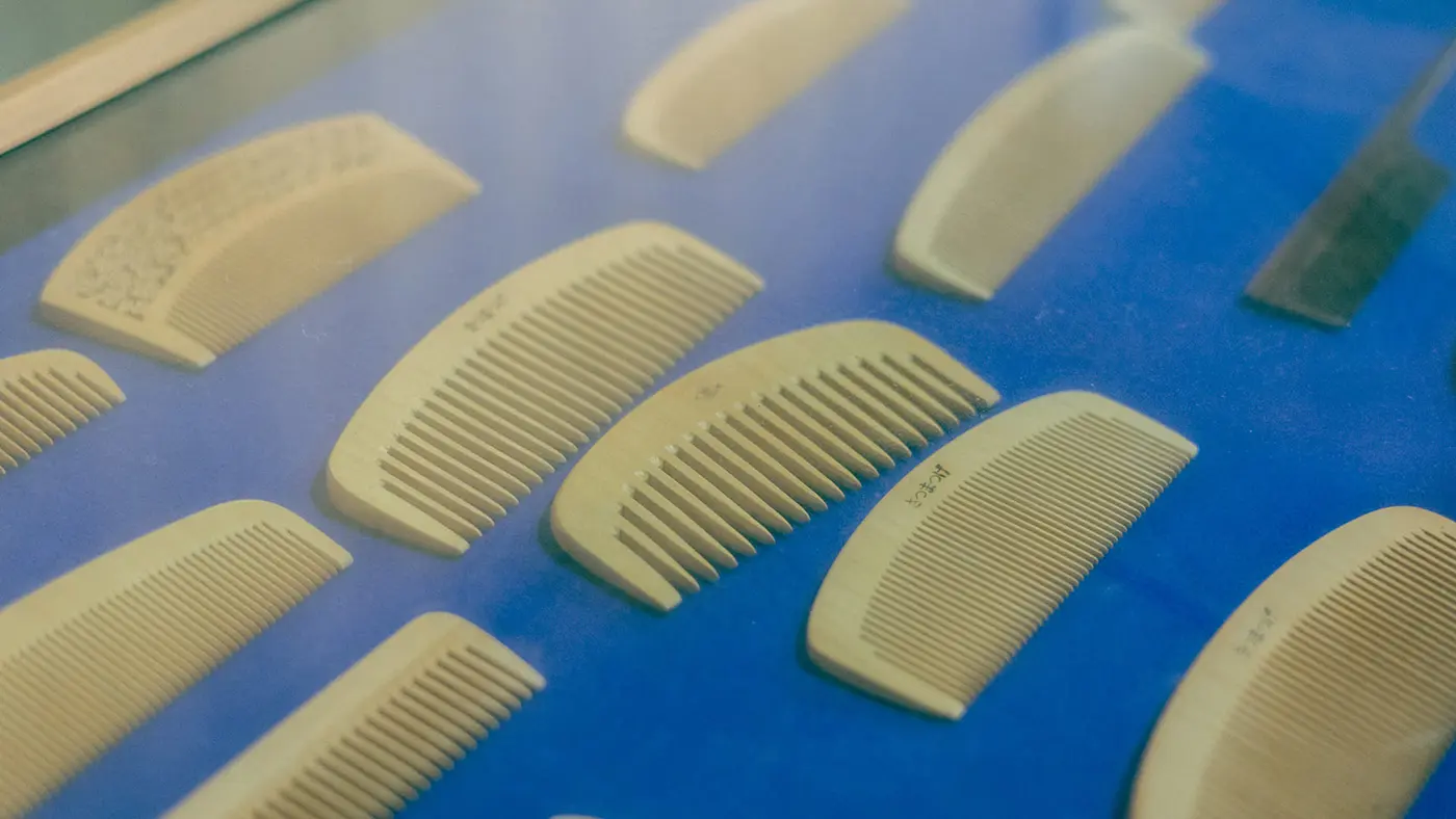 貝塚市の伝統工芸品「つげ櫛」