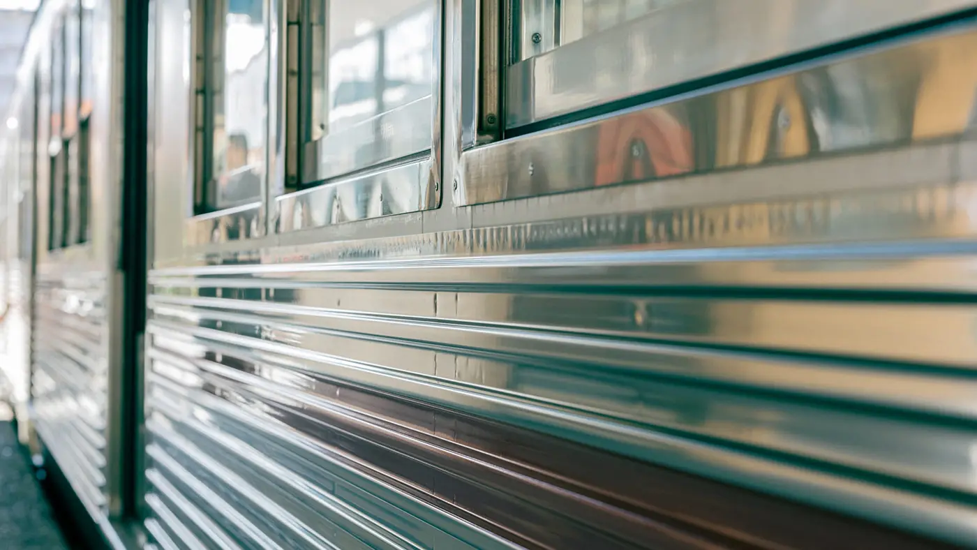 波型の「コルゲート板」が施された電車の外観