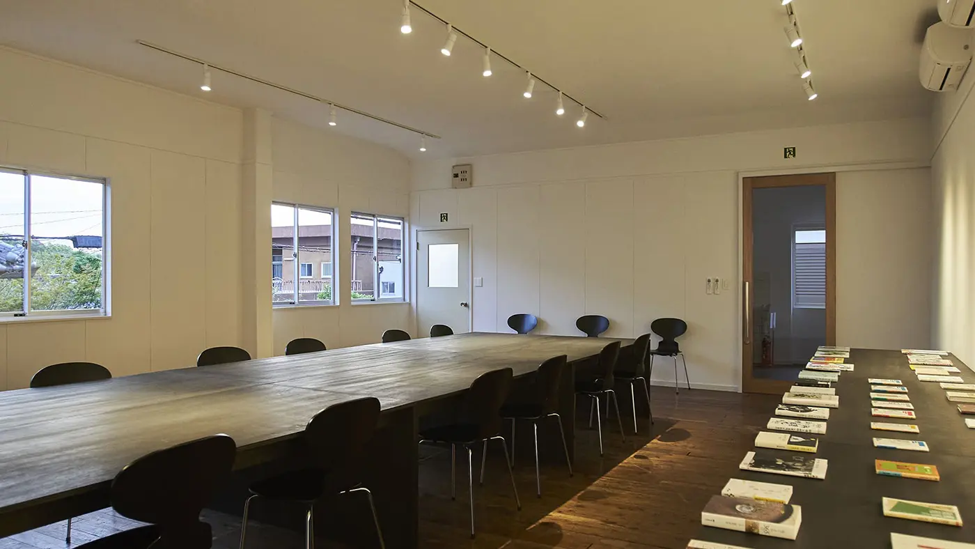 「水間門前町喫茶図書室×haru食堂+」の店内