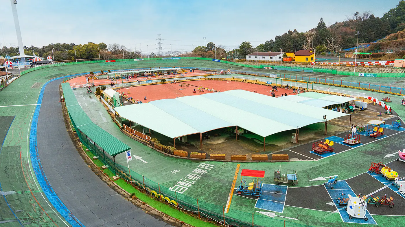 コースを取り囲む競輪の練習場