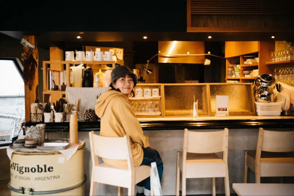 店主を務める琴理さん。普段は施設全体のことを見るだけでなく、千鳥文化食堂でグリルサンドイッチの調理も手がけているそう