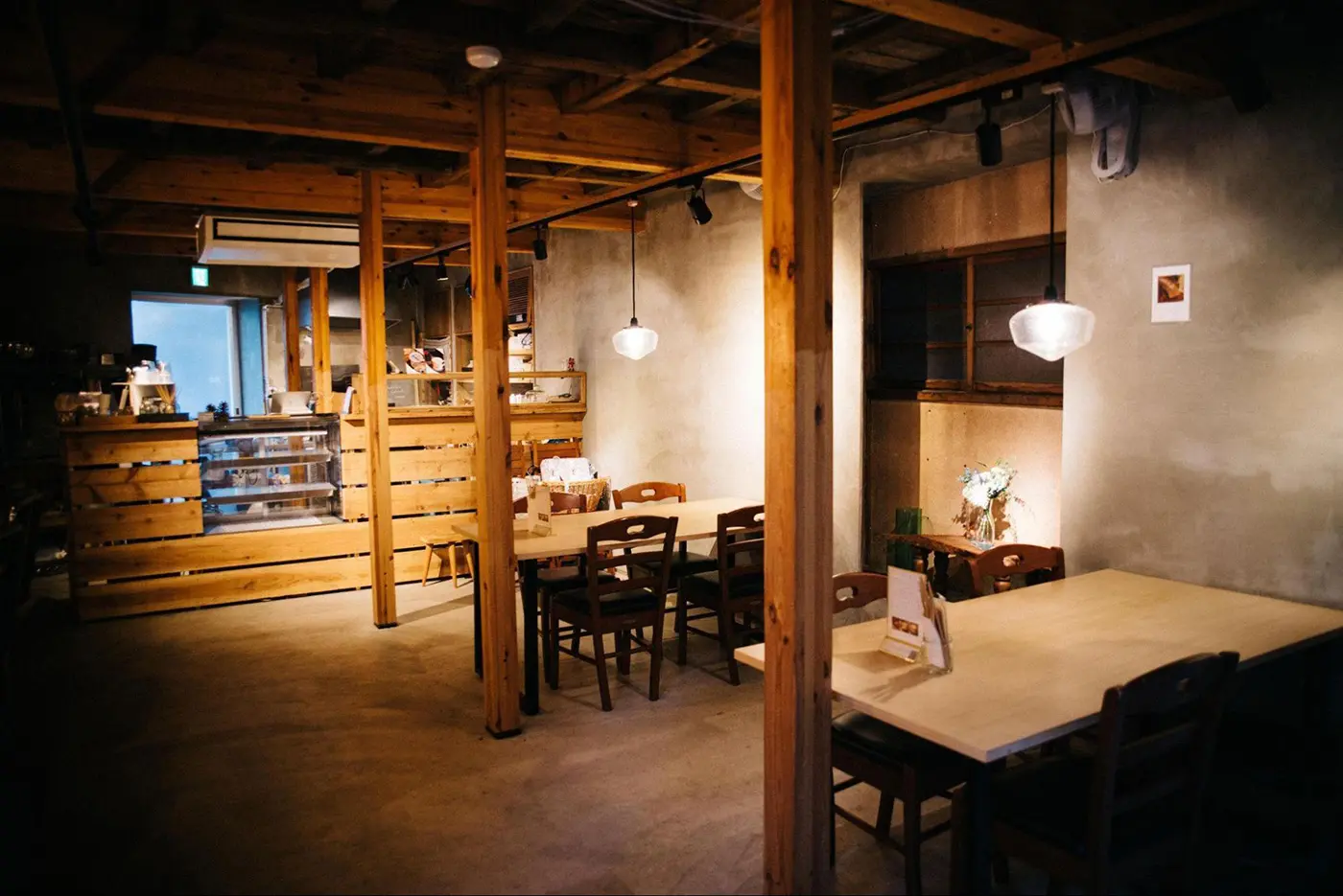 グリルサンドイッチと定食がいただける食堂スペース