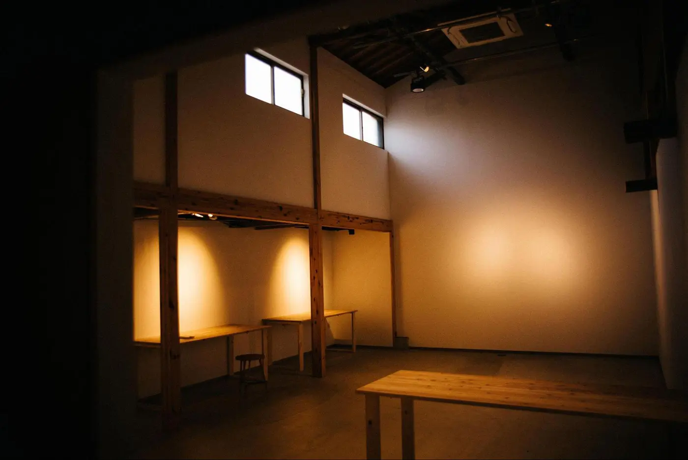 ホールは企画展の他、レンタルスペースとしても利用可能。天井が高く広々としたこのスペースを活かせる、アーティストの方求ム！