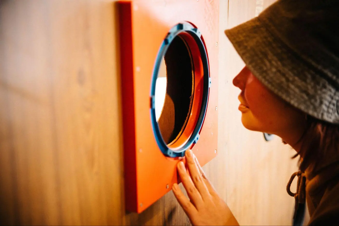 2階の常設展示にある穴を覗くとその先には……！？ こちらは来てからのお楽しみ